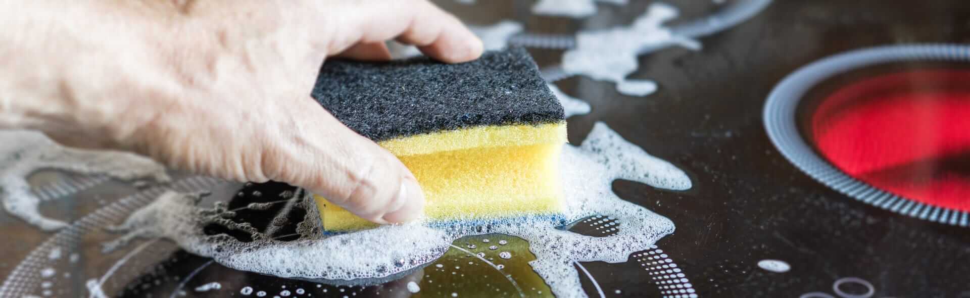 Angeschaltetes Induktionsfeld wird mit Schwamm gewaschen