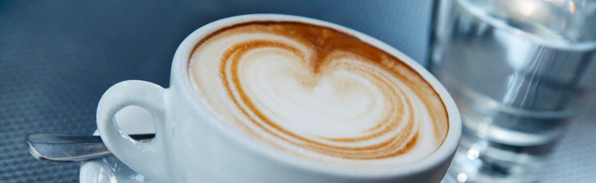 Kaffee mit aufgeschäumter Milch