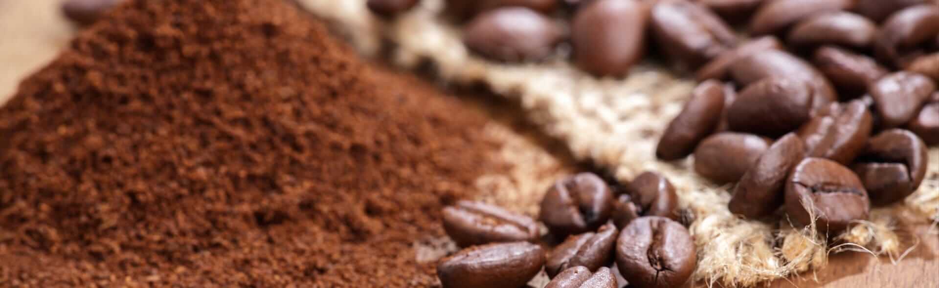 Kaffeepulver und Kaffeebohnen auf einem Tisch