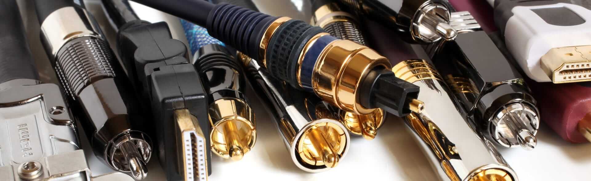 Nahaufnahme verschiedener Stecker