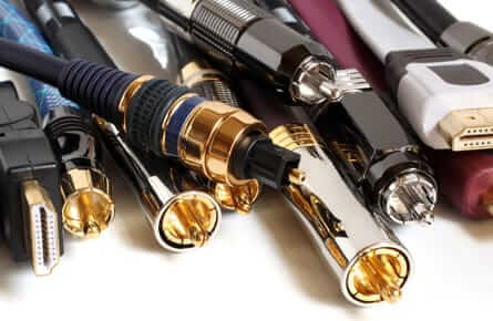 Nahaufnahme verschiedener Stecker