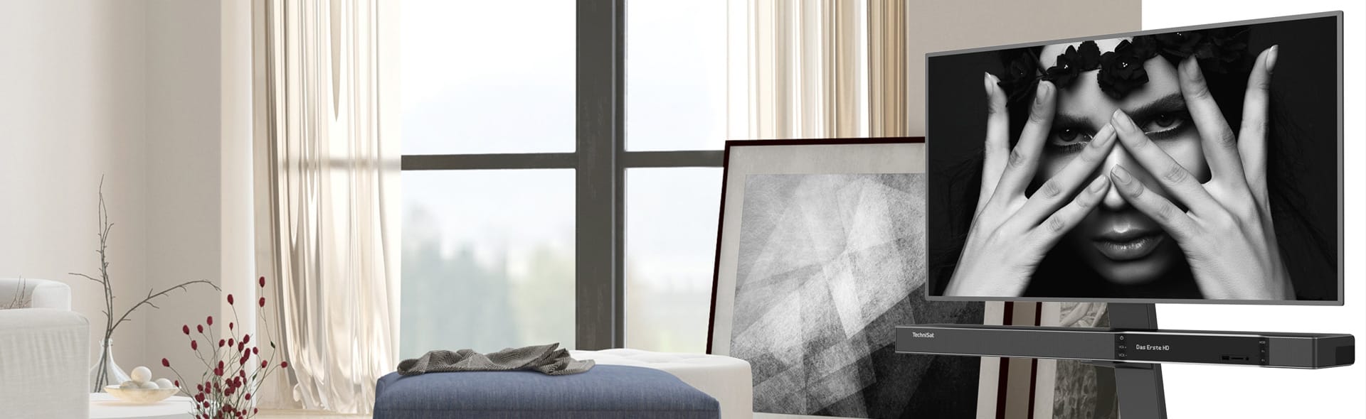 Fernseher über einer Soundbar mit UHD-Receiver