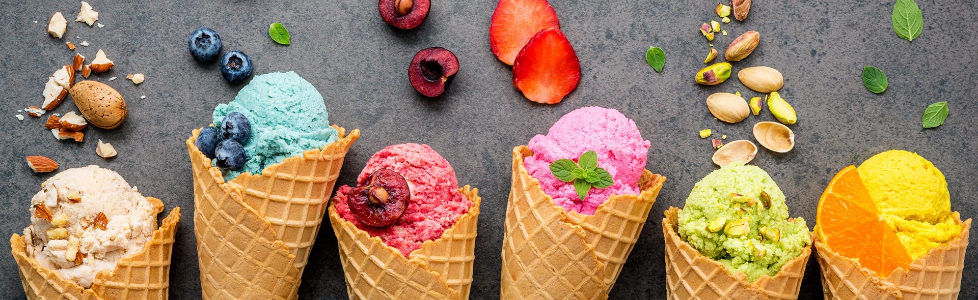 mehrere Eiswaffeln mit unterschiedlichen Eissorten