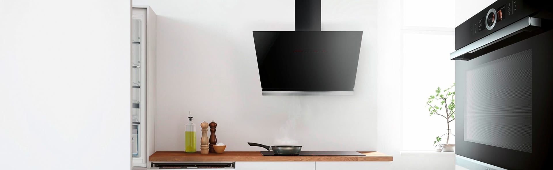 Moderne Küche mit Abzugshaube und Backofen