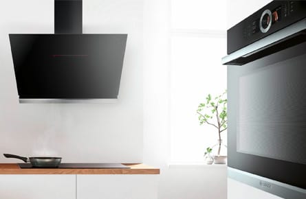 Moderne Küche mit Abzugshaube und Backofen