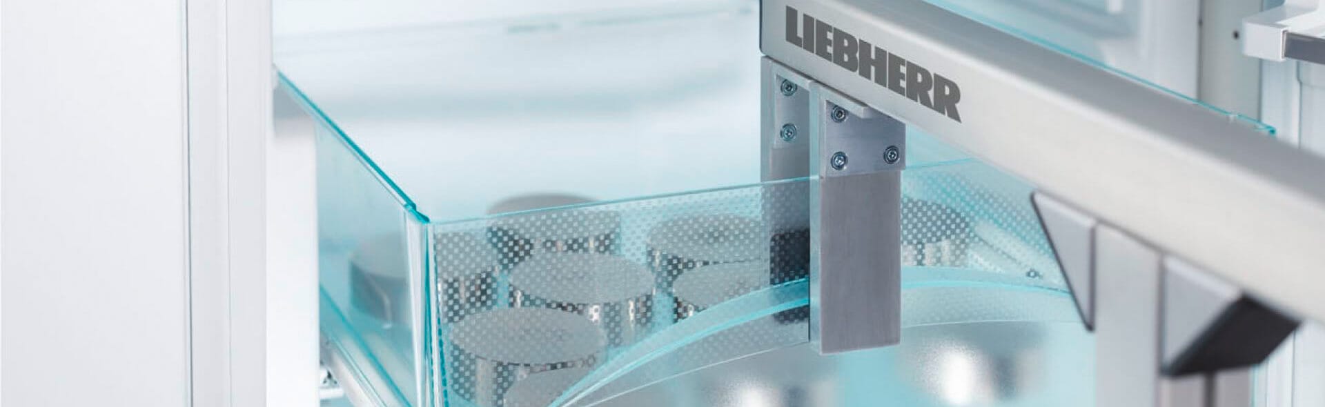 Panasonic Fernseher in hellem, modern eingerichtetem Wohnzimmer.