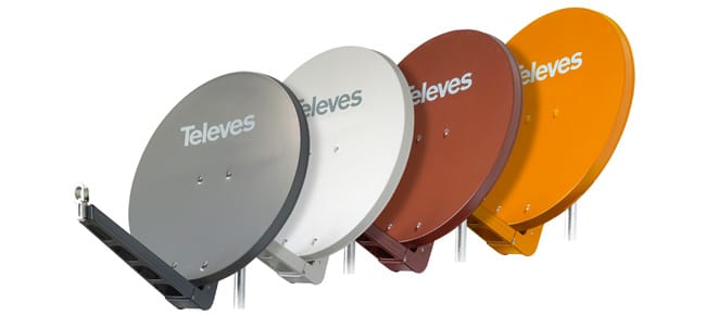 4 farblich unterschiedliche Satellitenschüsseln