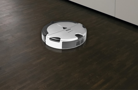 Roboterstaubsauger neben einem Tisch