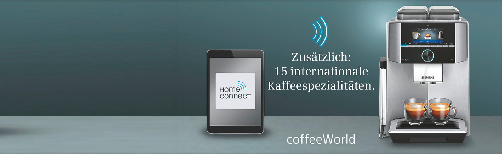 Tablet mit der Auffschrift Home Connect neben einer verbundenen Kaffemaschine