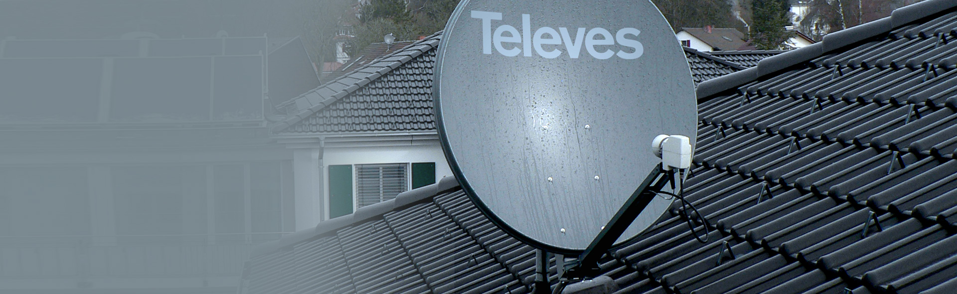 Satellitenschüssel auf Dach bei Regen