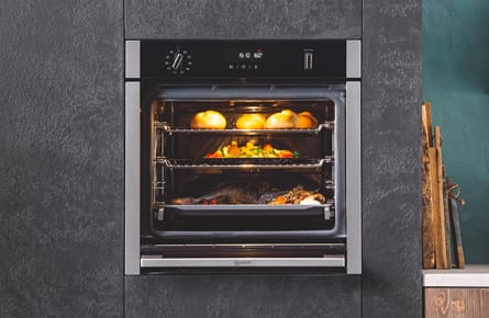 Geöffneter und befüllter Backofen