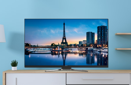 Fernseher vor blauer Wand