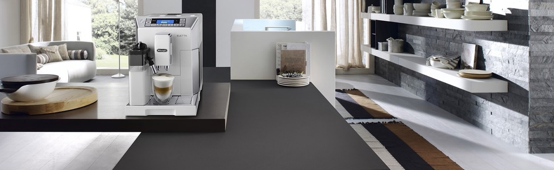 Kaffemaschine auf einer Arbeitsplatte in einer modernen Küche