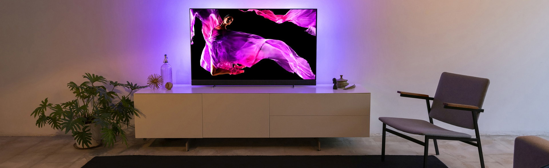 Fernseher mit intensiven Farben auf einem Sideboard