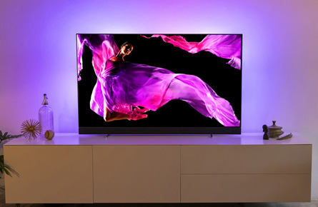 Fernseher mit intensiven Farben auf einem Sideboard