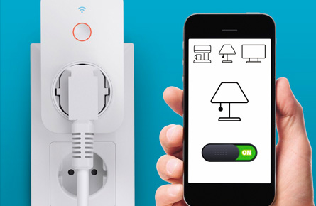 Steckdose neben einem Handy mit Smarthome App