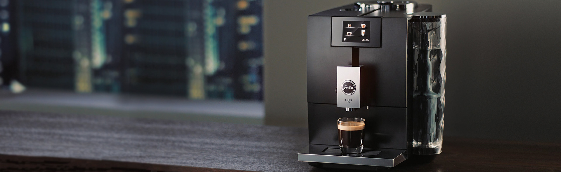 schwarze Kaffeemaschine von vorne