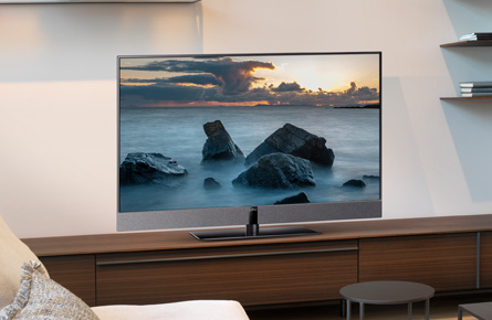 Fernseher auf modernem Sideboard