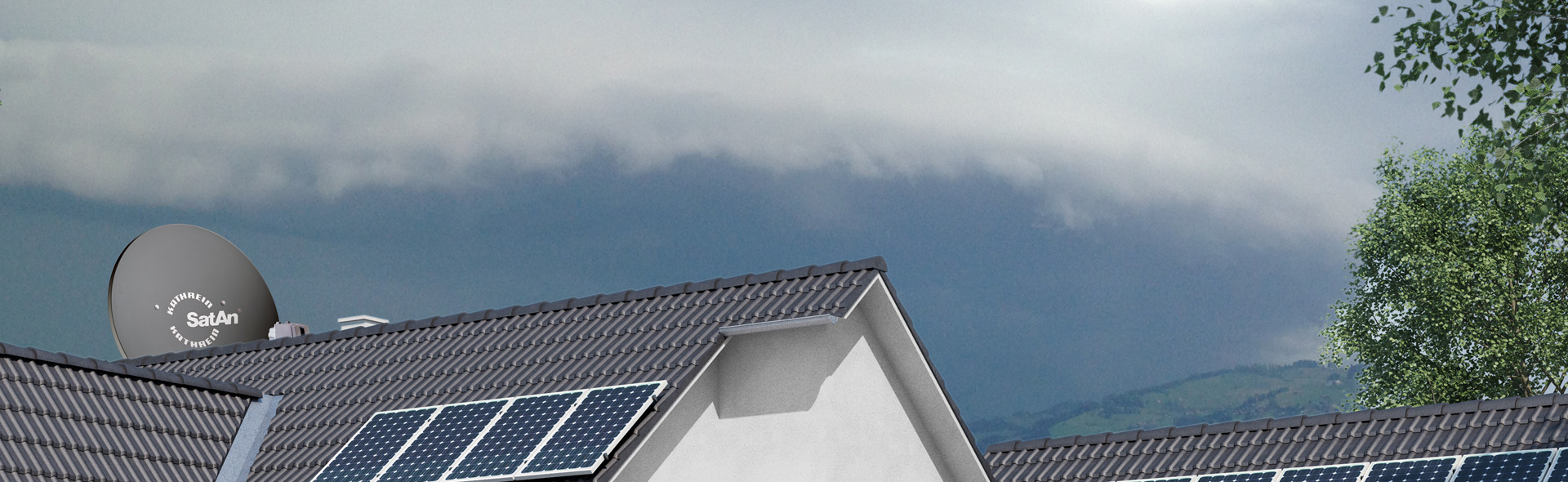 Satellitenschüssel auf Dach mit Wolken im Hintergrund