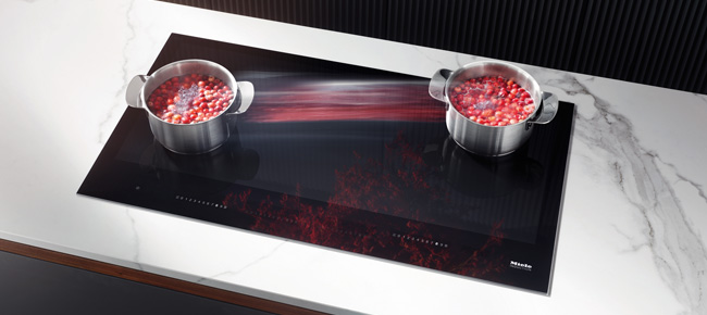 Kochfeld mit Topf der verschoben wird