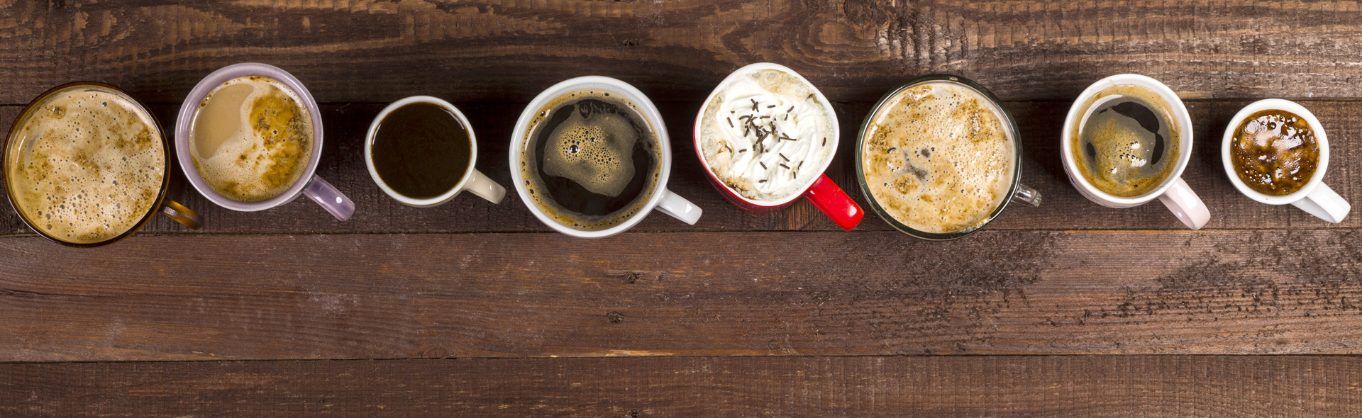 unterschiedliche Tassen von oben mit unterschiedlichen Kaffeesorten