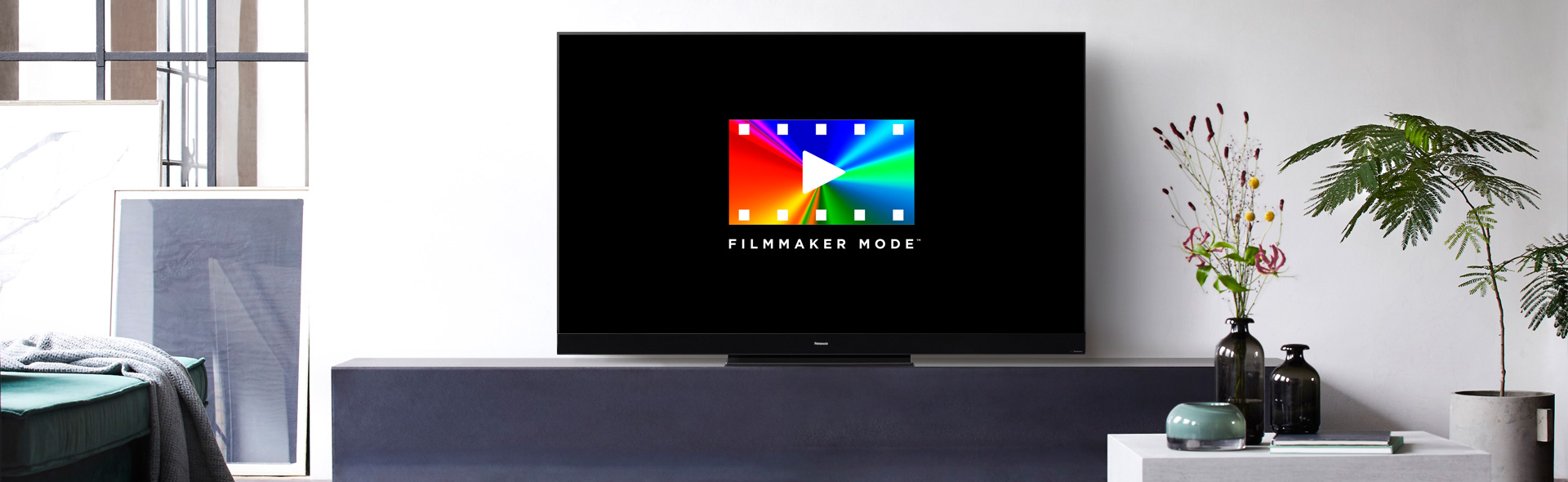 Fernseher auf einem Sideboard im Wohnzimmer