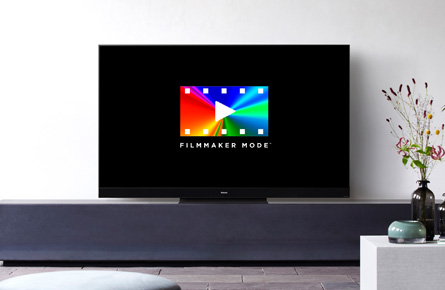 Fernseher auf einem Sideboard im Wohnzimmer