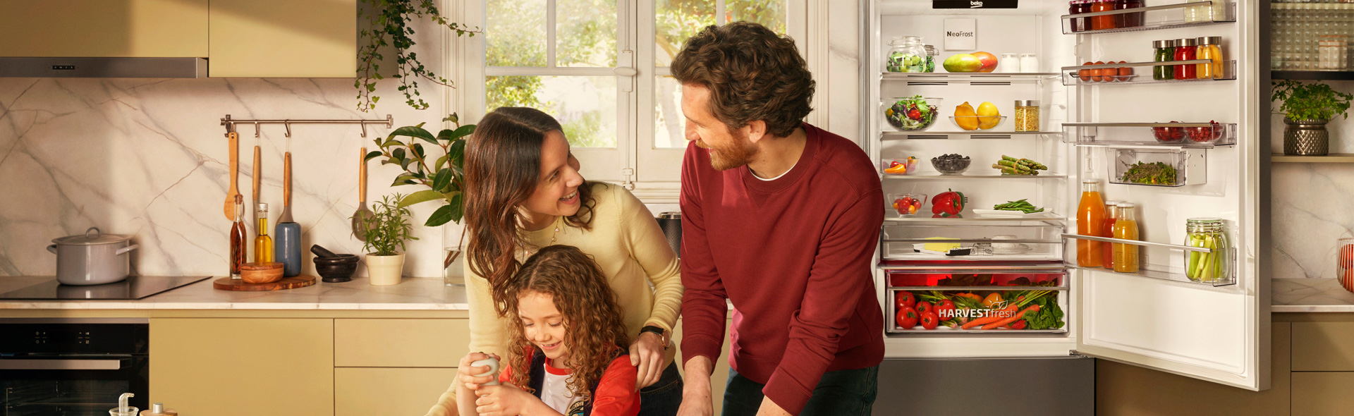 Familie vor geöffnetem Kühlschrank