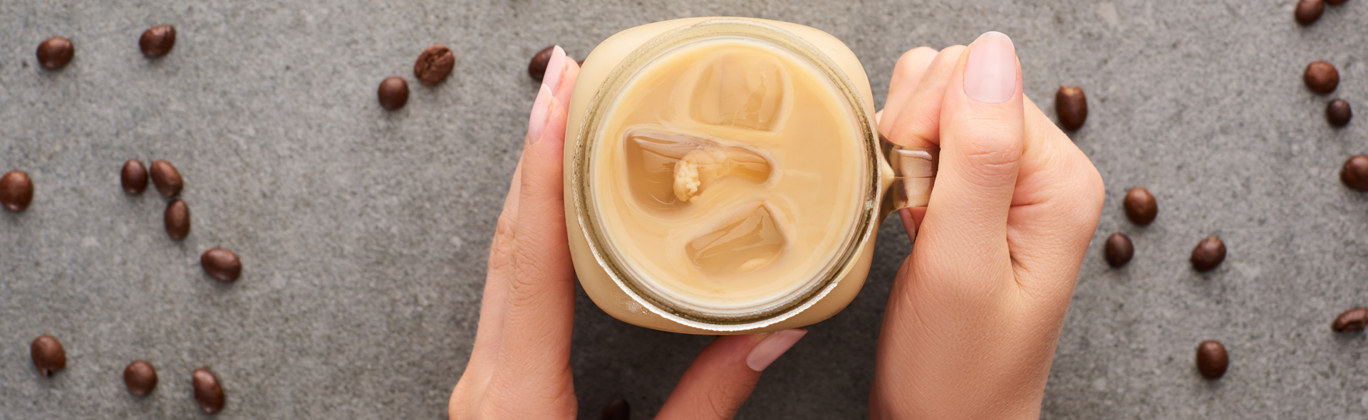 Eiskaffe in einem Glas von oben