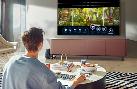 Junger Mann schaut auf einen Fernseher
