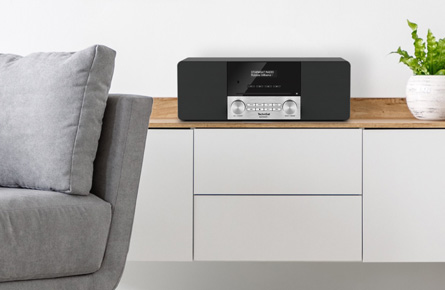Radio im Hintergrund in einem Wohnzimmer