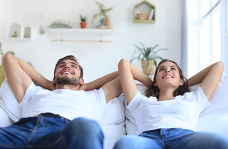 Ein Paar glücklich auf einem Sofa