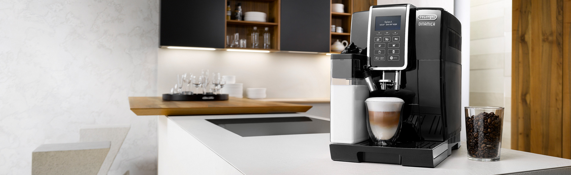 Kaffemaschine auf einer Arbteitsplatte mit bereits ausgegebenem Kaffe und Milchschaum