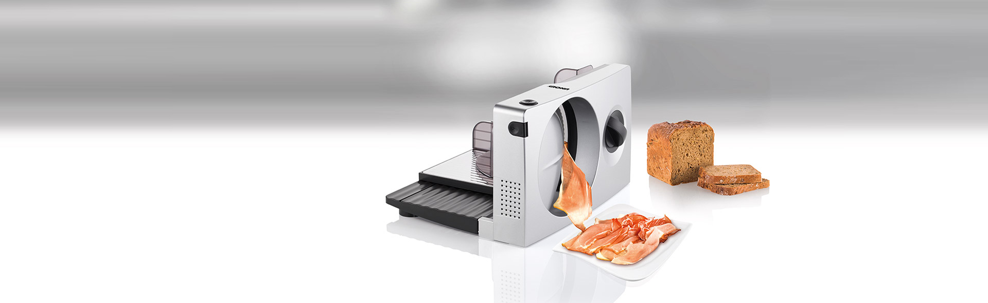 Schneidemaschine schneidet Fleisch und Brot