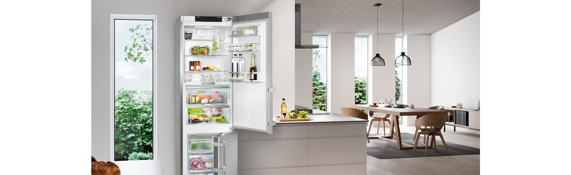 offener Kühlschrank in hellem Raum