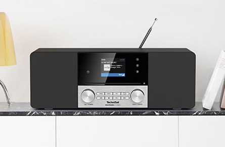 Radio und Bücher auf modernem sideboard