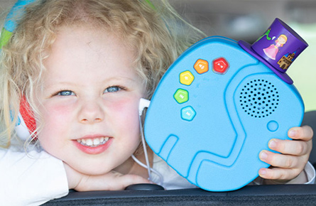 Kind in Auto mit Spielzeug und Kopfhörer