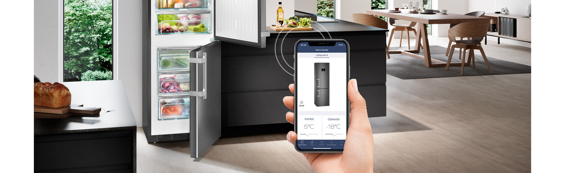 Handy vor offenem Kühlschrank