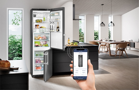 Handy vor offenem Kühlschrank