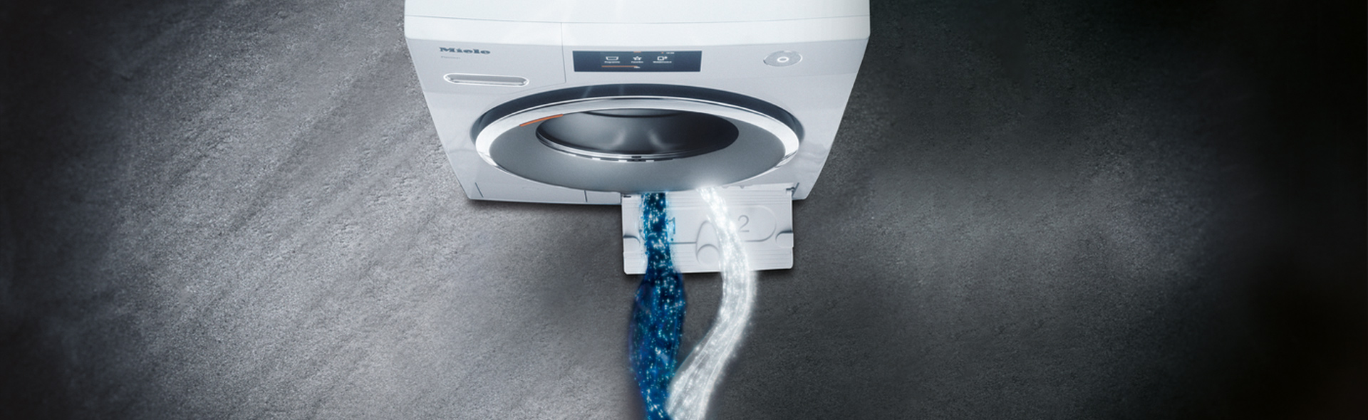 Spülmaschine in dunklem Raum