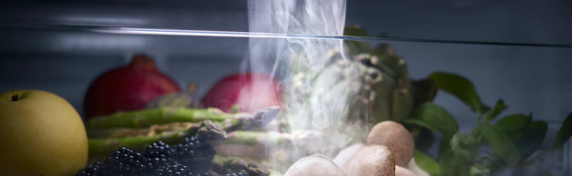 Dampf über Gemüse in einem Fach