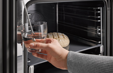 Wasserglas vor Backofen