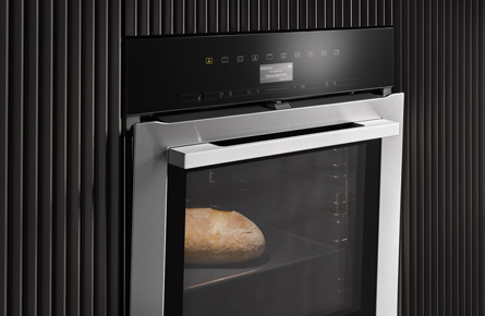 Brot in geschlossenem Backofen