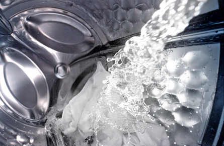 Wasser in einer Waschmaschine und einem Stück Stoff
