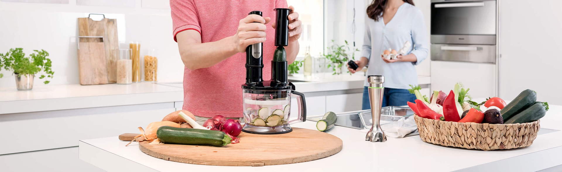 Zwei Personen nutzen mehrere Mixer in einer Küche