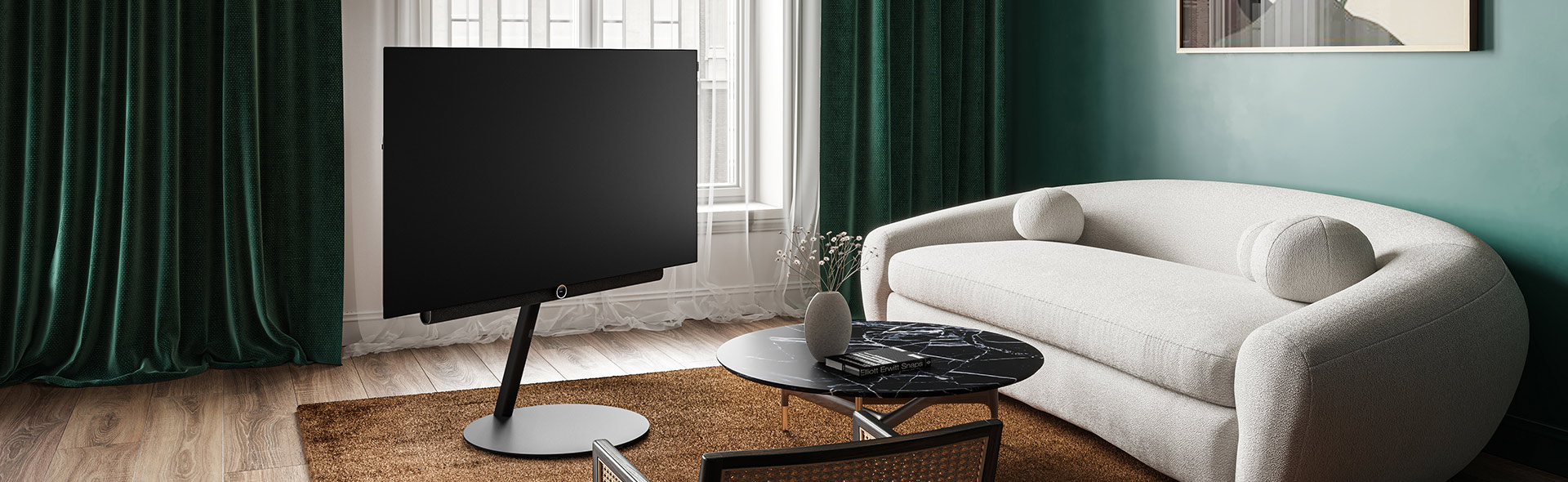 Fernseher auf einem Ständer in einem Wohnzimmer