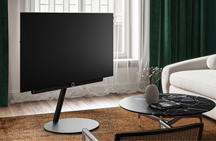 Fernseher auf einem Ständer in einem Wohnzimmer