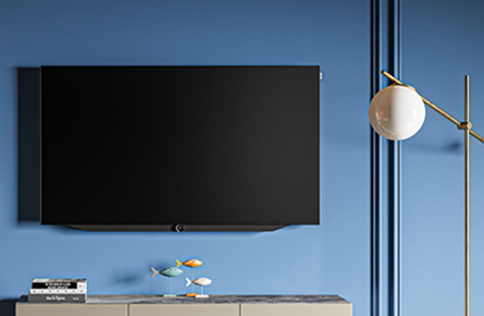 Fernseher hängt an blauer Wand