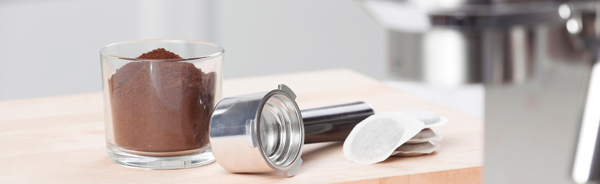 gemahlener Kaffee neben einem Kaffeefilter