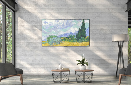 Fernseher an einer Wand in offenem Zimmer